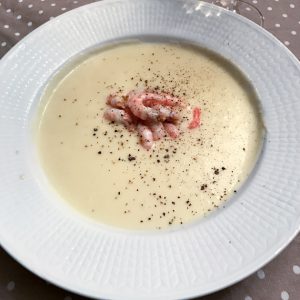 Mandelpotetsuppe med Västerbottnost og reker