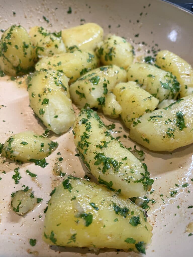 Smørslynget poteter med persille