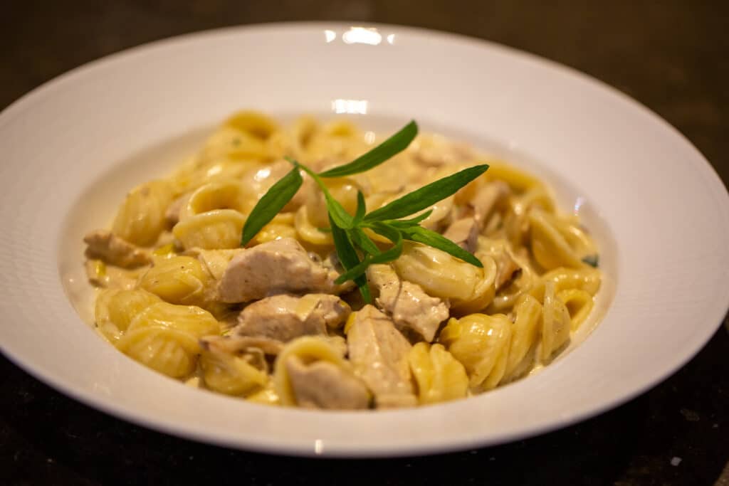 Kremet pasta med kylling og sjampinjonger