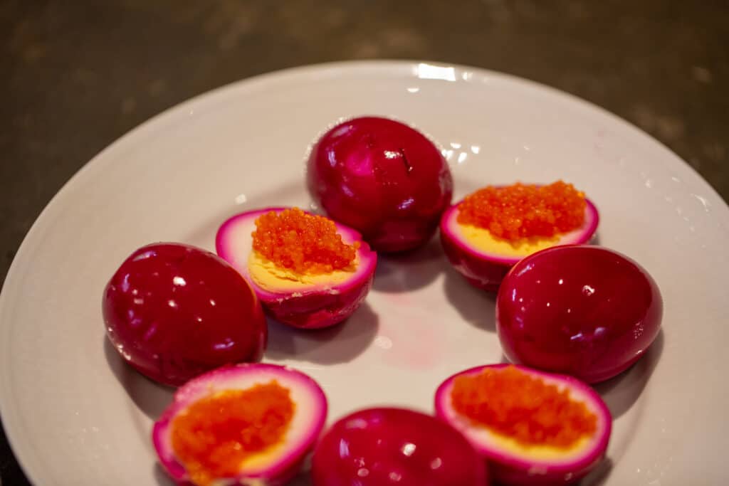 Rødbetmarinerte egg