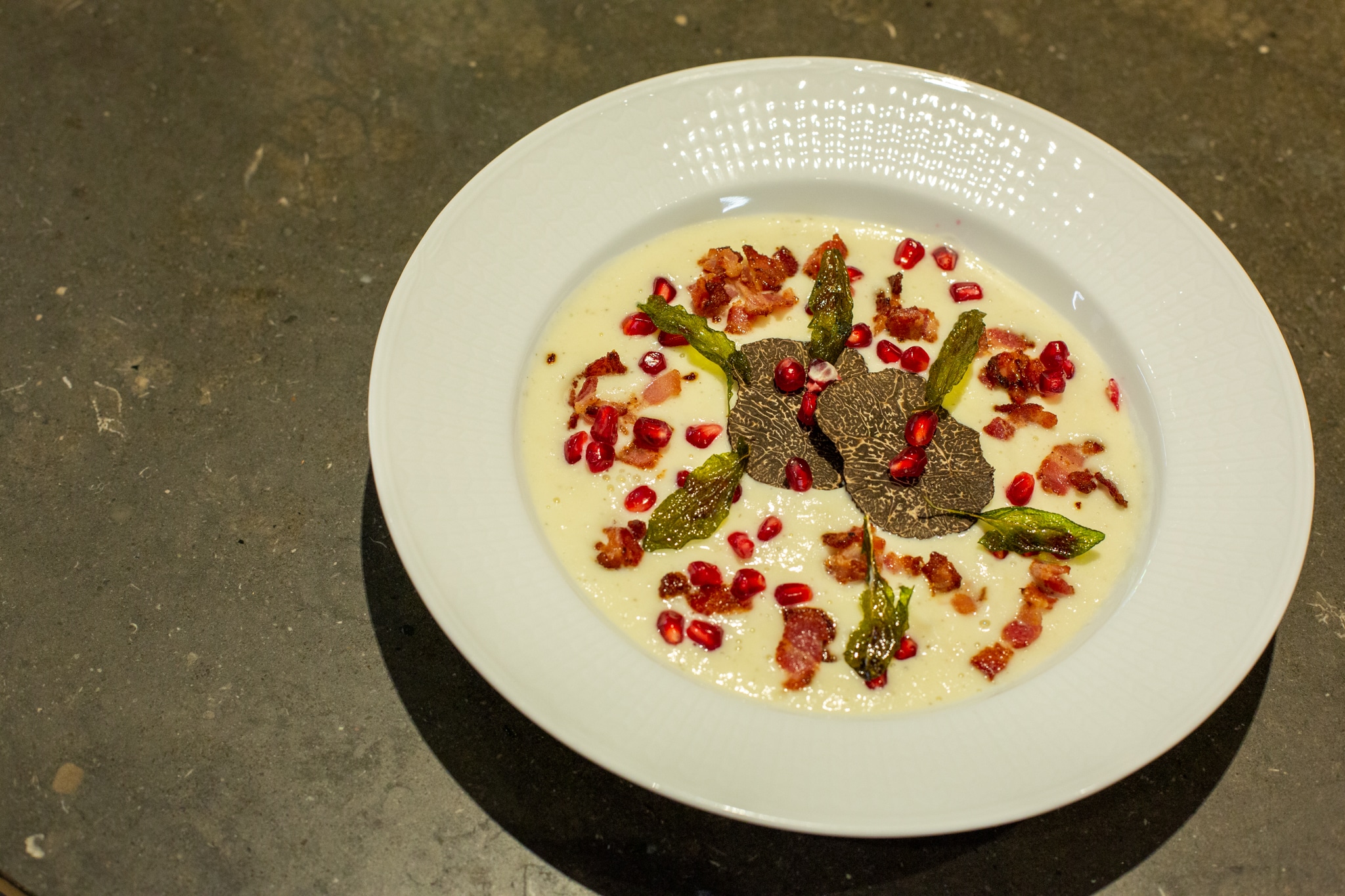 Cauliflower soup with bacon and truffle